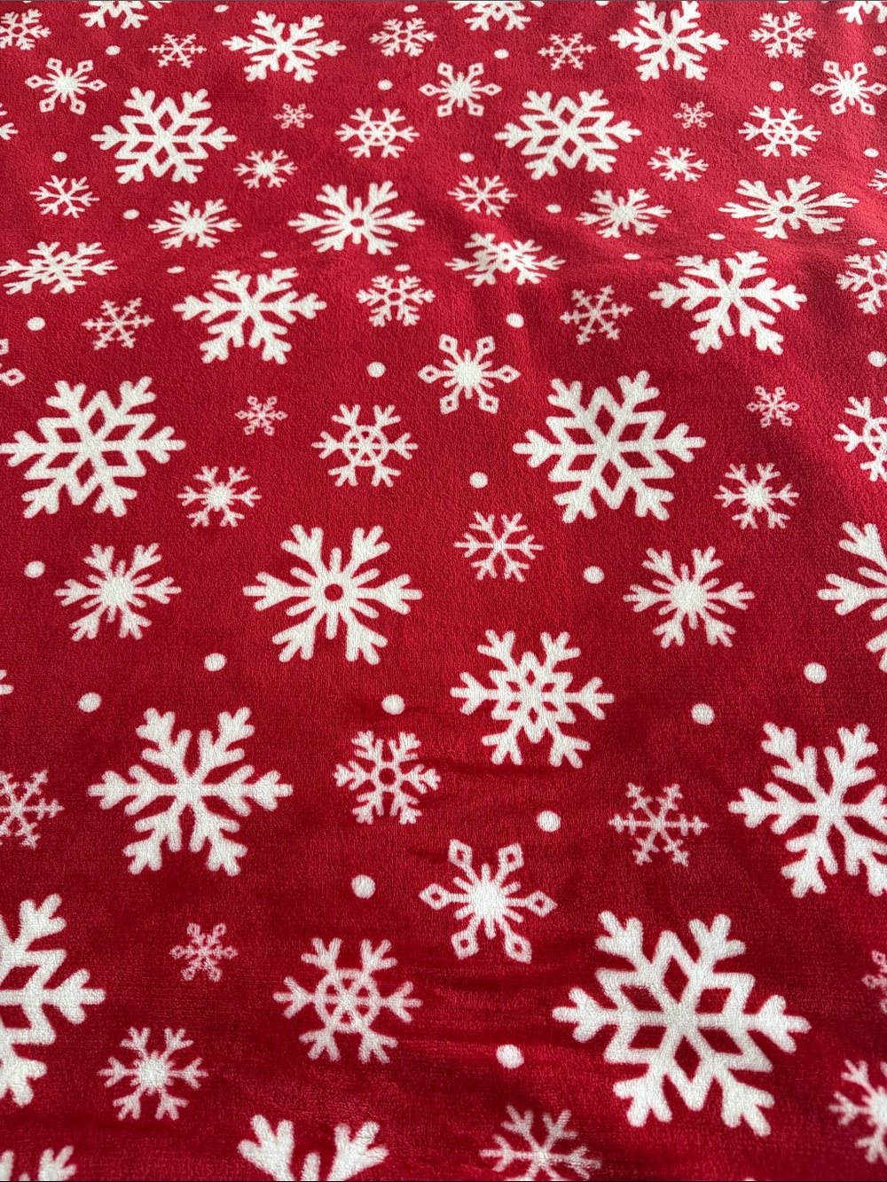 Cozy Red Snowflake Fleece Throw Blanket - Holiday Soft Comfort